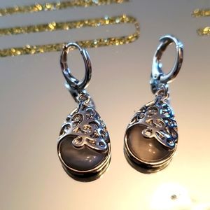 Silver colored tear drop earings
